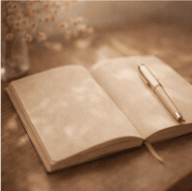 Diario abierto con pluma, símbolo de reflexión y proceso terapéutico para TCA